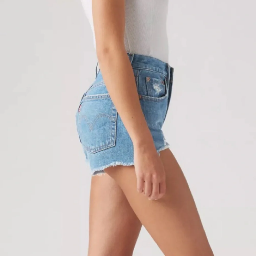 Levi’s 501 Dark Wash Denim Shorts - Picture 3 of 4